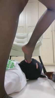 【网盘】【Linda】御姐黑丝脚下贱狗 bf12048