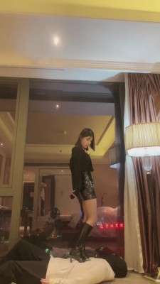 【网盘】【简一】车模皮靴黑丝全体重踩踏 bf12044