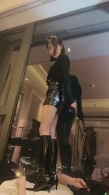 【网盘】【简一】车模皮靴黑丝全体重踩踏 bf12044