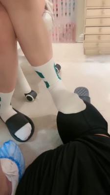 【网盘】【茶茶】美甲店家奴给顾客按摩/喝洗脚水/深喉 bf12036