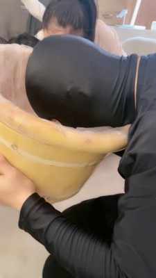 【网盘】【茶茶】美甲店家奴给顾客按摩/喝洗脚水/深喉 bf12036