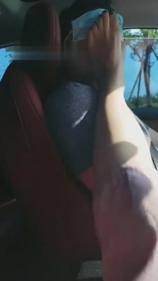 【网盘】【巴莉女王】车内原味棉袜脚羞辱 bf12012