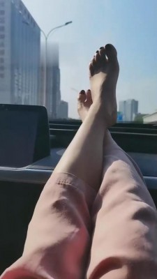 【网盘】【巴莉女王】车内原味棉袜脚羞辱 bf12012