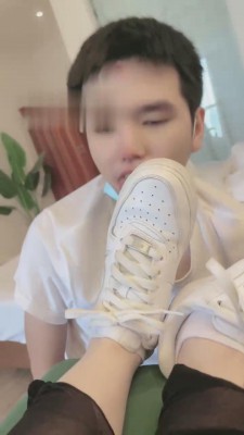 【网盘】【欣欣S】黑丝棉袜小白鞋玩畜生 bf15738