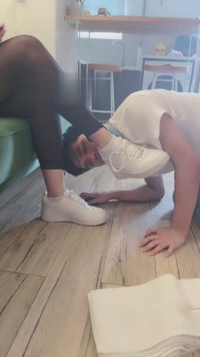 【网盘】【欣欣S】黑丝棉袜小白鞋玩畜生 bf15738