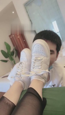 【网盘】【欣欣S】黑丝棉袜小白鞋玩畜生 bf15738