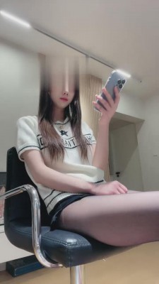 【网盘】【樱桃大大】可爱萝莉黑丝高跟踩地毯 bf16105