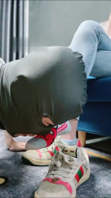 【网盘】【狗哥】开发脏臭运动鞋素人小姐姐 bf16765