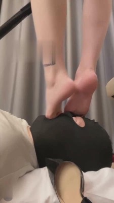 【网盘】【绘子sama】御姐高跟黑丝蹂躏脚奴 bf18045