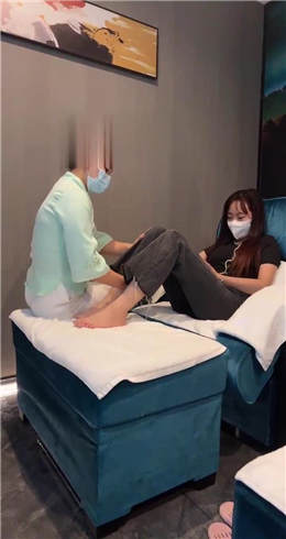 【网盘】【橘子没熟】闺蜜伺候我和技师JS22090402