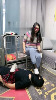 【网盘】【伊兮夫妻】小白鞋牛仔裤踩踏羞辱贱狗 bf18743