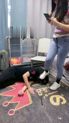 【网盘】【伊兮夫妻】小白鞋牛仔裤踩踏羞辱贱狗 bf18743