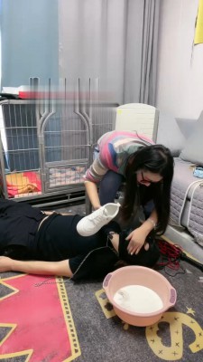 【网盘】【伊兮夫妻】小白鞋牛仔裤踩踏羞辱贱狗 bf18743