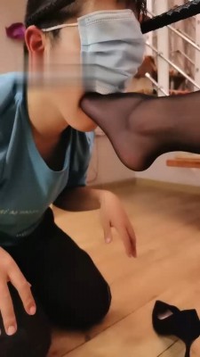 【网盘】【然而】酒吧开发奶狗带回来调 bf18781