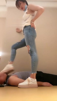 【网盘】【晨颜】小白鞋白袜全体重踩踏 bf18899