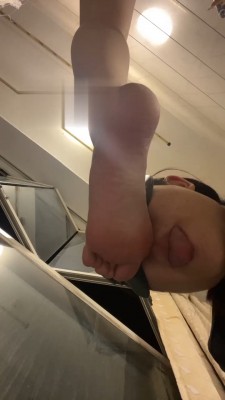 【网盘】【橘子没熟】强迫闺蜜吃自己的白袜 bf18898