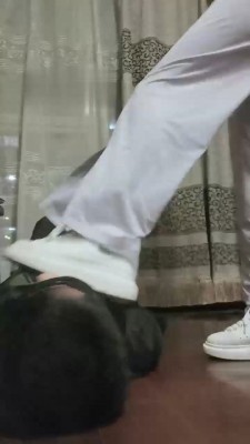 【网盘】【文文文】被素人姐姐小白鞋虐 bf19001