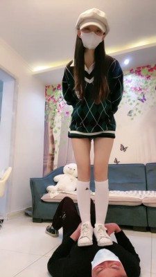 【网盘】【罗宾】足球女神奖励贱狗舔鞋闻袜圣水 bf22050