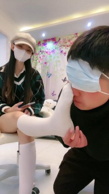 【网盘】【罗宾】足球女神奖励贱狗舔鞋闻袜圣水 bf22050