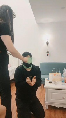 【网盘】【香香小公举】和素人表姐玩狗-鞭打/脚喂食酸奶 bf20238