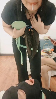 【网盘】【香香小公举】和素人表姐玩狗-鞭打/脚喂食酸奶 bf20238