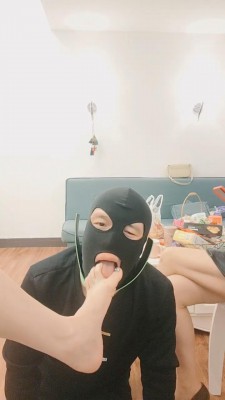 【网盘】【香香小公举】和素人表姐玩狗-鞭打/脚喂食酸奶 bf20238