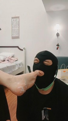 【网盘】【香香小公举】和素人表姐玩狗-鞭打/脚喂食酸奶 bf20238