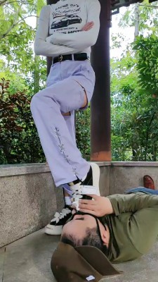 【网盘】【暴力美学】运动女神户外溜偷拍狗 bf20610