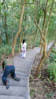 【网盘】【暴力美学】运动女神户外溜偷拍狗 bf20610