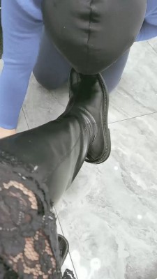 【网盘】【微普】强制奴隶闻臭鞋 bf20746