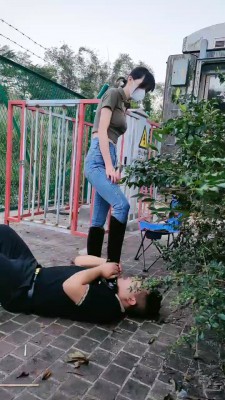 【网盘】【暴力美学】长靴重度虐打猥琐保安 bf20697