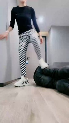 【网盘】【昆山小主】瑜伽女神臭脚辱 bf20940