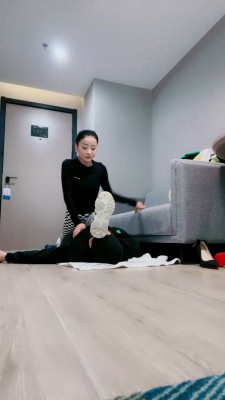 【网盘】【昆山小主】瑜伽女神臭脚辱 bf20940