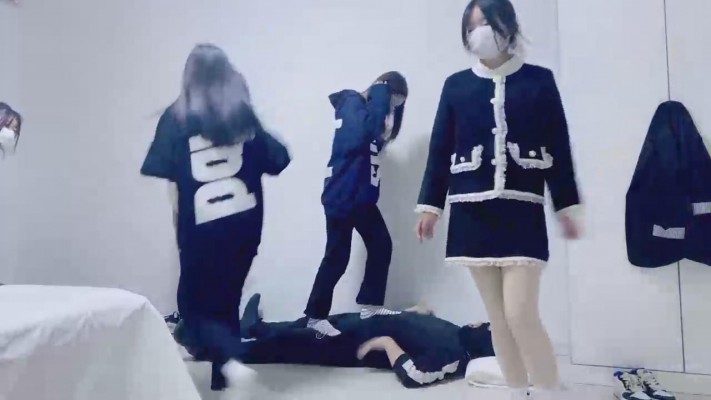 【网盘】【精神小妹】6素人学生S全体重踩踏 bf21007