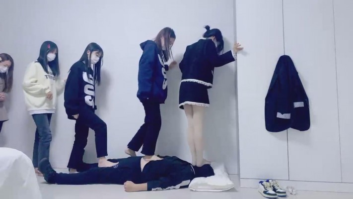 【网盘】【精神小妹】6素人学生S全体重踩踏 bf21007