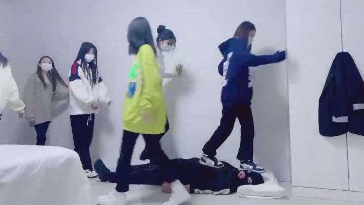 【网盘】【精神小妹】6素人学生S全体重踩踏 bf21007