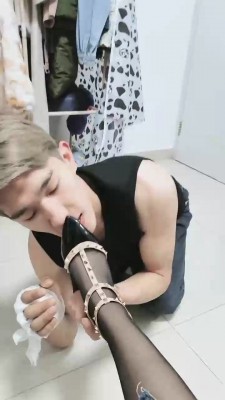 【网盘】【兔兔】原味黑丝脚喂食 bf21025