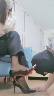 【网盘】【妮蔻】高跟丝袜踩踏 bf21077