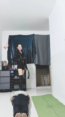 【网盘】【美娜格格】美容院技师长靴裸足踩喂食 bf21214