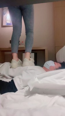 【网盘】【筱七S】小白鞋黑船袜踩狗 bf21211