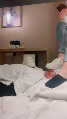 【网盘】【筱七S】小白鞋黑船袜踩狗 bf21211