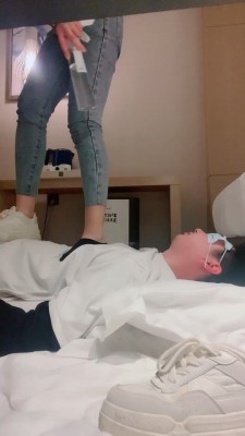 【网盘】【筱七S】小白鞋黑船袜踩狗 bf21211