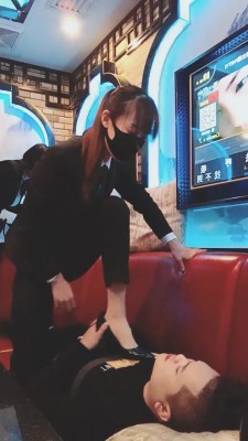 【网盘】【雪琪琪】双S-KTV女服务员蹂躏客人【双视角版】 bf21434