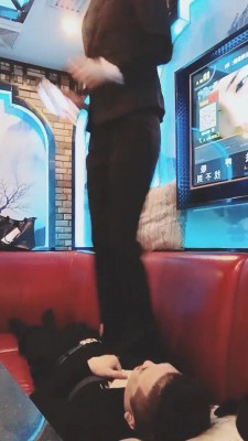 【网盘】【雪琪琪】双S-KTV女服务员蹂躏客人【双视角版】 bf21434