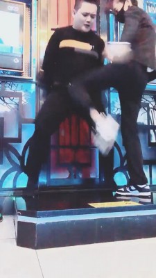 【网盘】【雪琪琪】双S-KTV女服务员蹂躏客人【双视角版】 bf21434