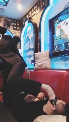 【网盘】【雪琪琪】双S-KTV女服务员蹂躏客人【双视角版】 bf21434