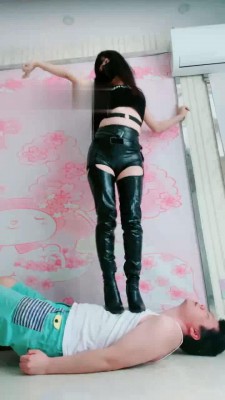 【网盘】【兔粉粉】皮靴全体重踩踏跳舞 bf21681