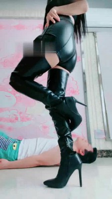 【网盘】【兔粉粉】皮靴全体重踩踏跳舞 bf21681