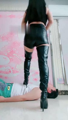 【网盘】【兔粉粉】皮靴全体重踩踏跳舞 bf21681