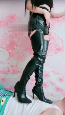 【网盘】【兔粉粉】皮靴全体重踩踏跳舞 bf21681